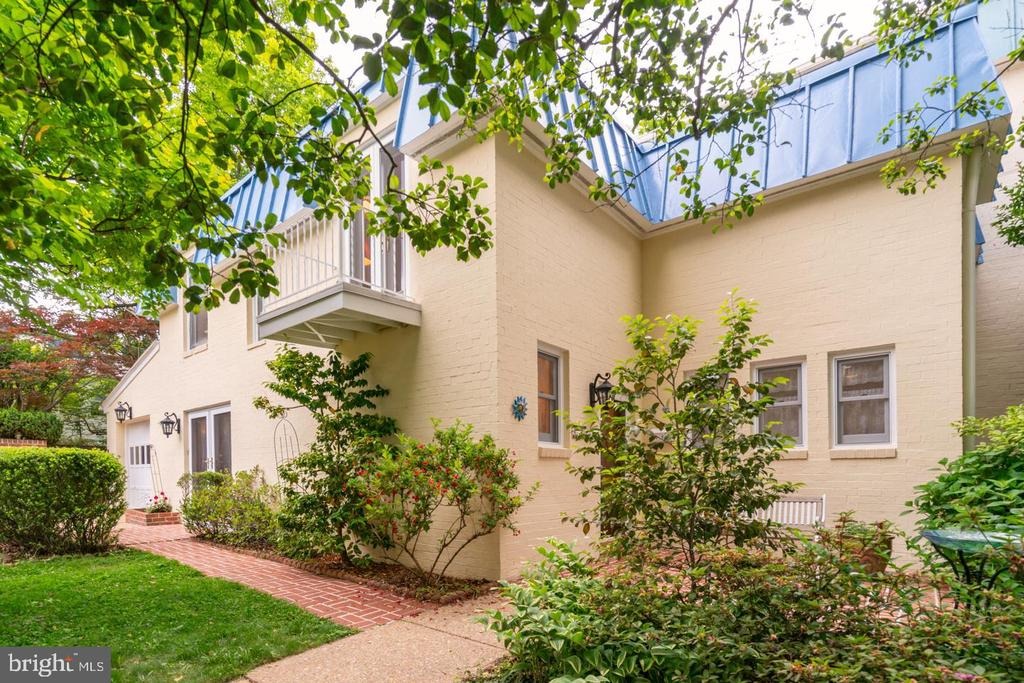 Garden Ct, Falls Church, VA 22046