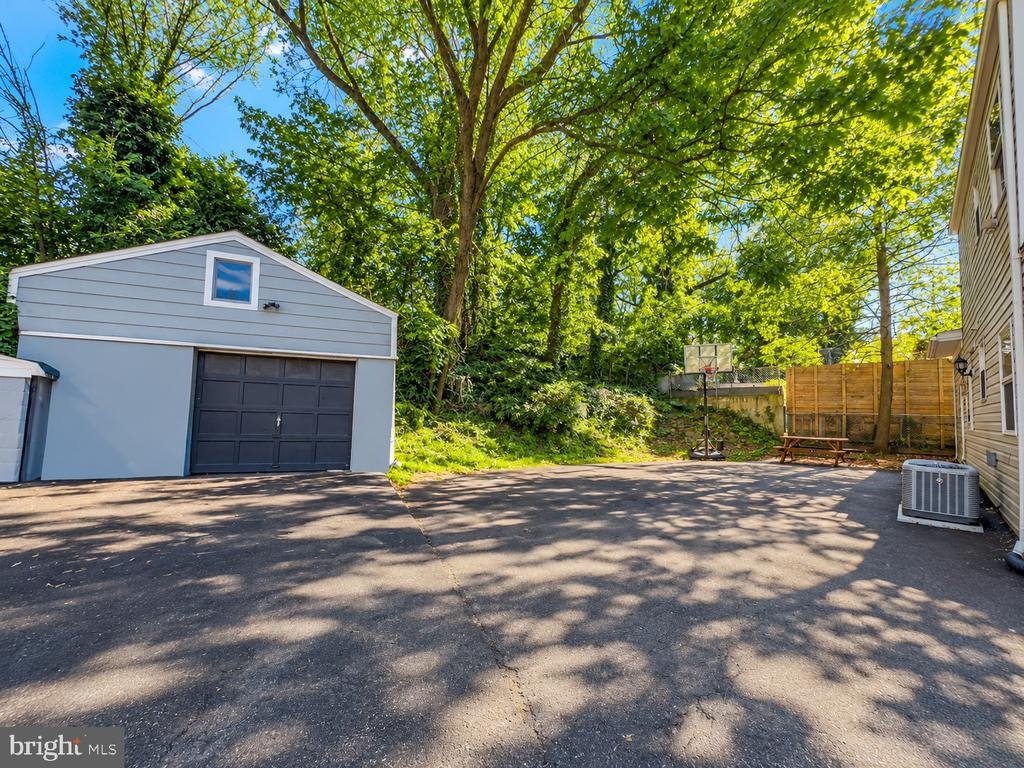 Breton Dr, District Heights, MD 20747