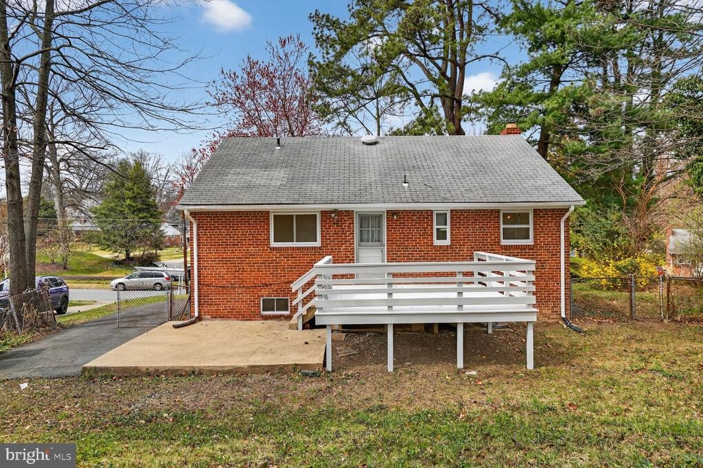 Crest Dr, Annandale, VA 22003