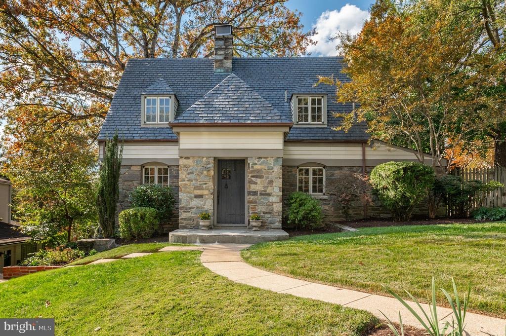 Quincy St, Arlington, VA 22207