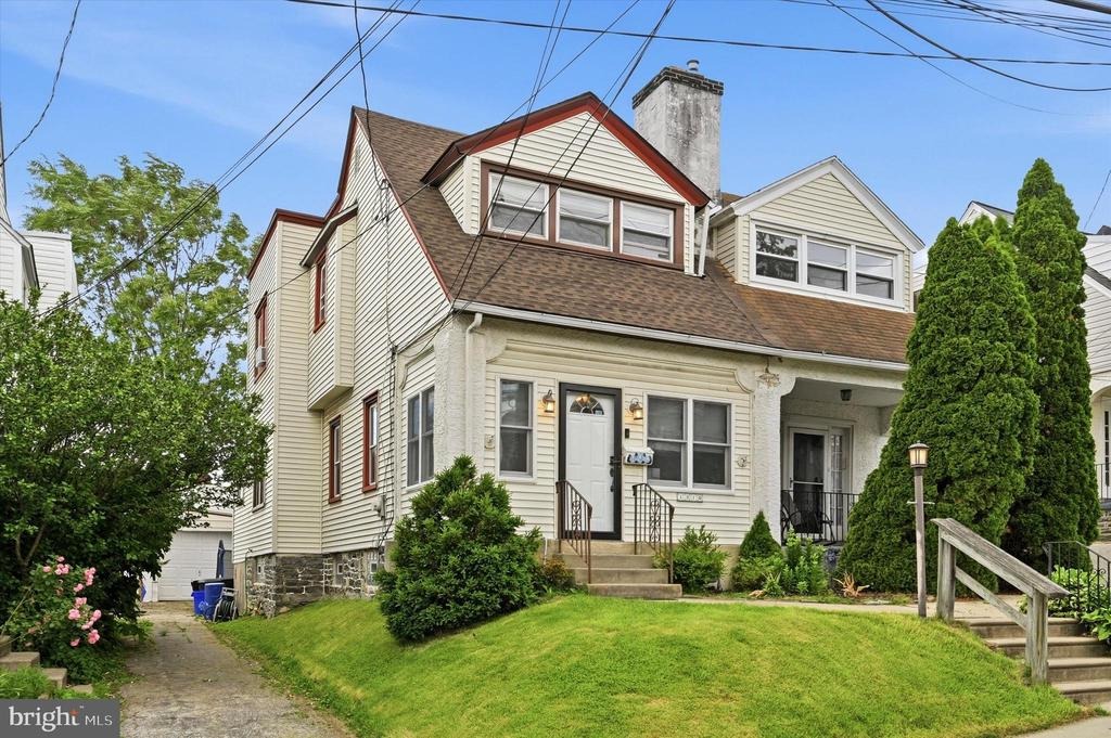 Harding Dr, Havertown, PA 19083