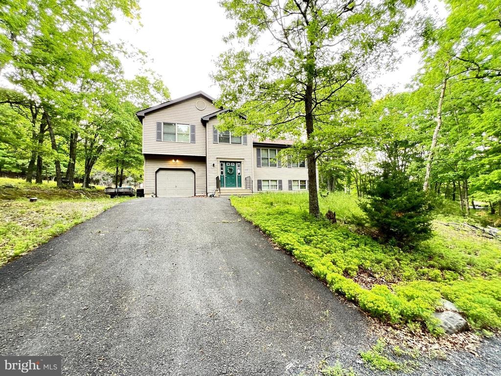 Warbler Ct, Bushkill, PA 18324