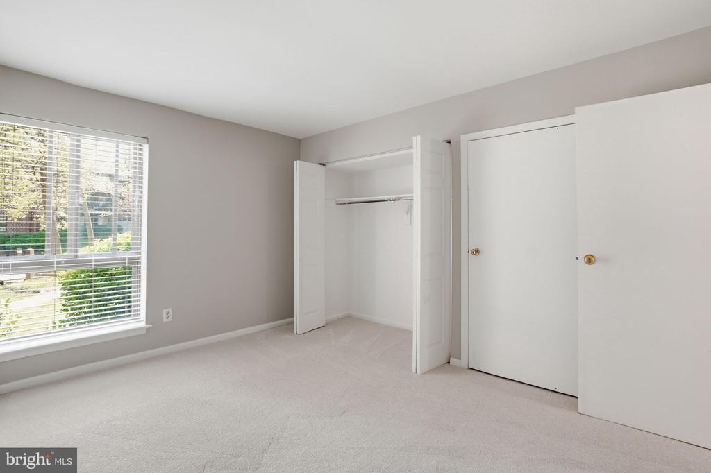 Chestnut Grove Sq, Reston, VA 20190