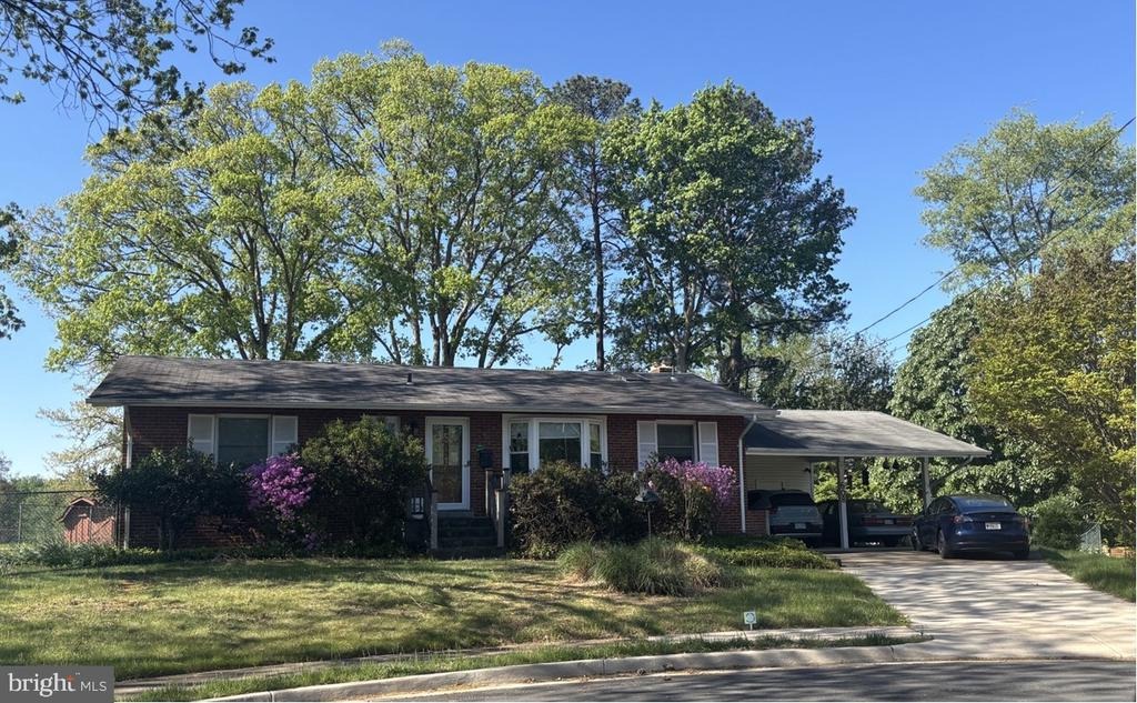 Roberts Dr, Vienna, VA 22180