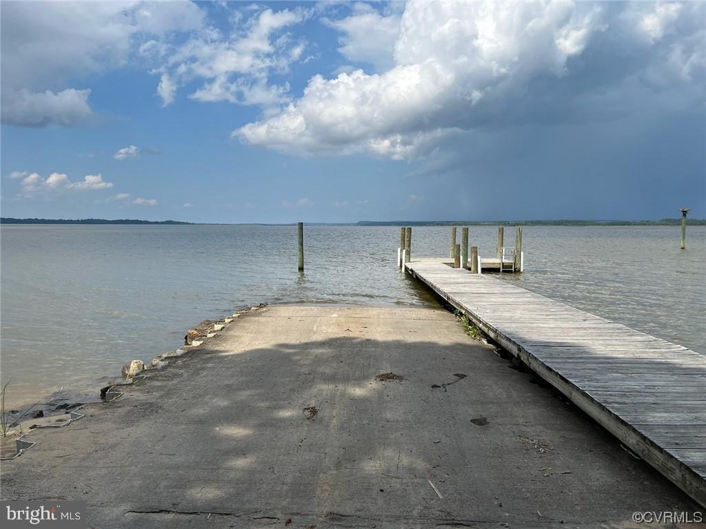 Banbury Rd, Tappahannock, VA 22560