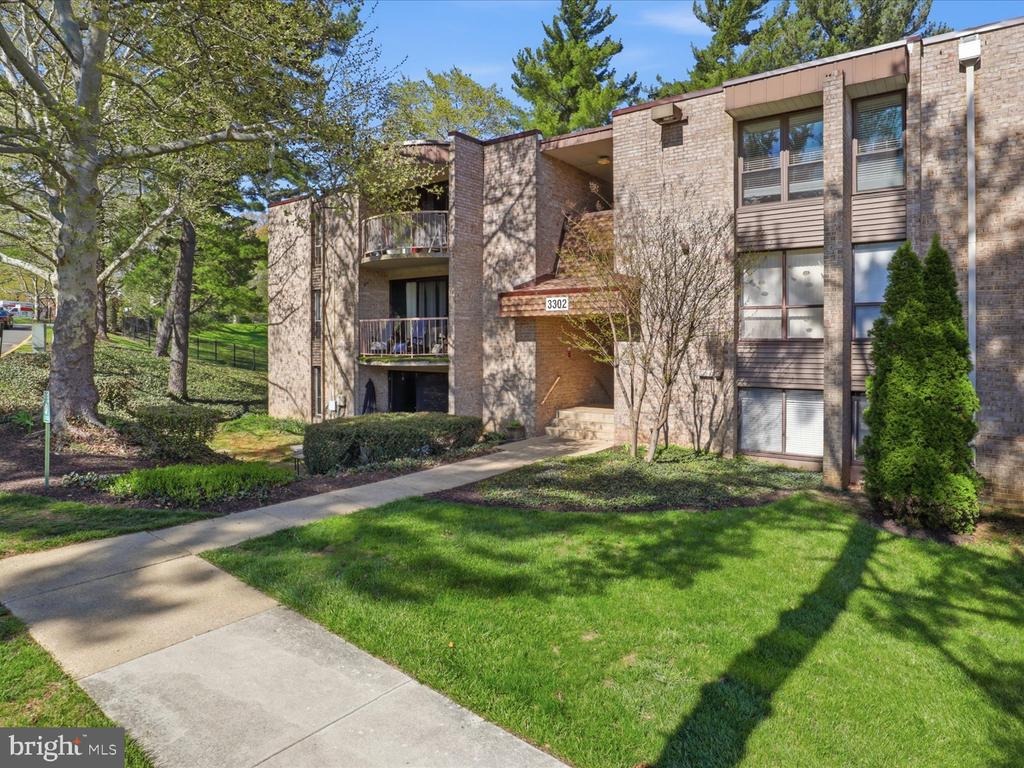 Huntley Square Dr, Temple Hills, MD 20748