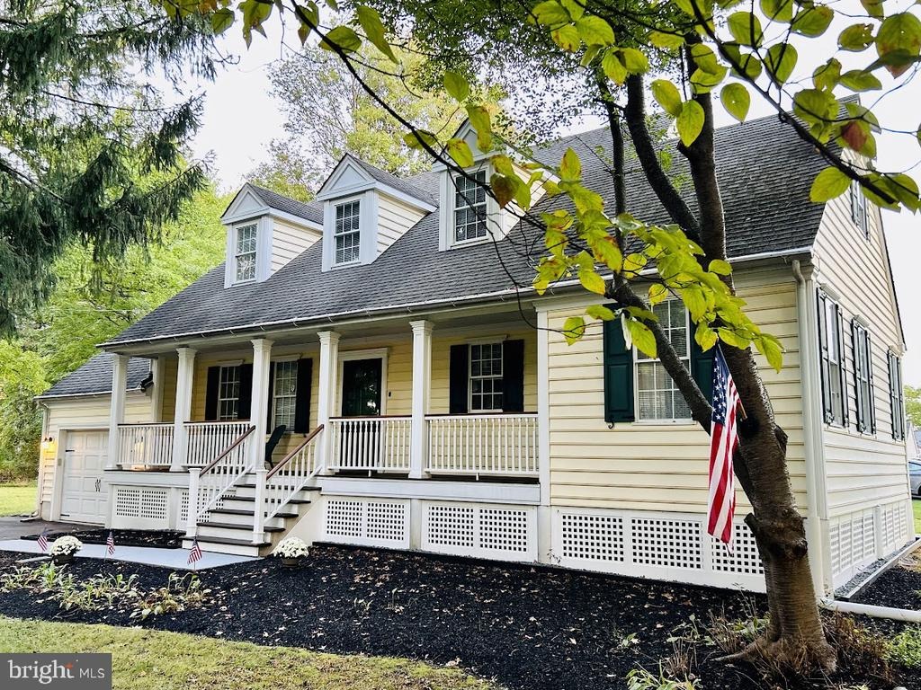 Apple St, Levittown, PA 19057