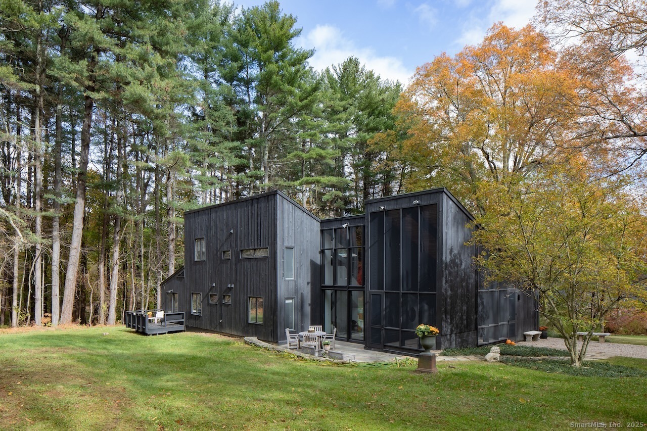 Canterbury Ln, Lakeville, CT 06039