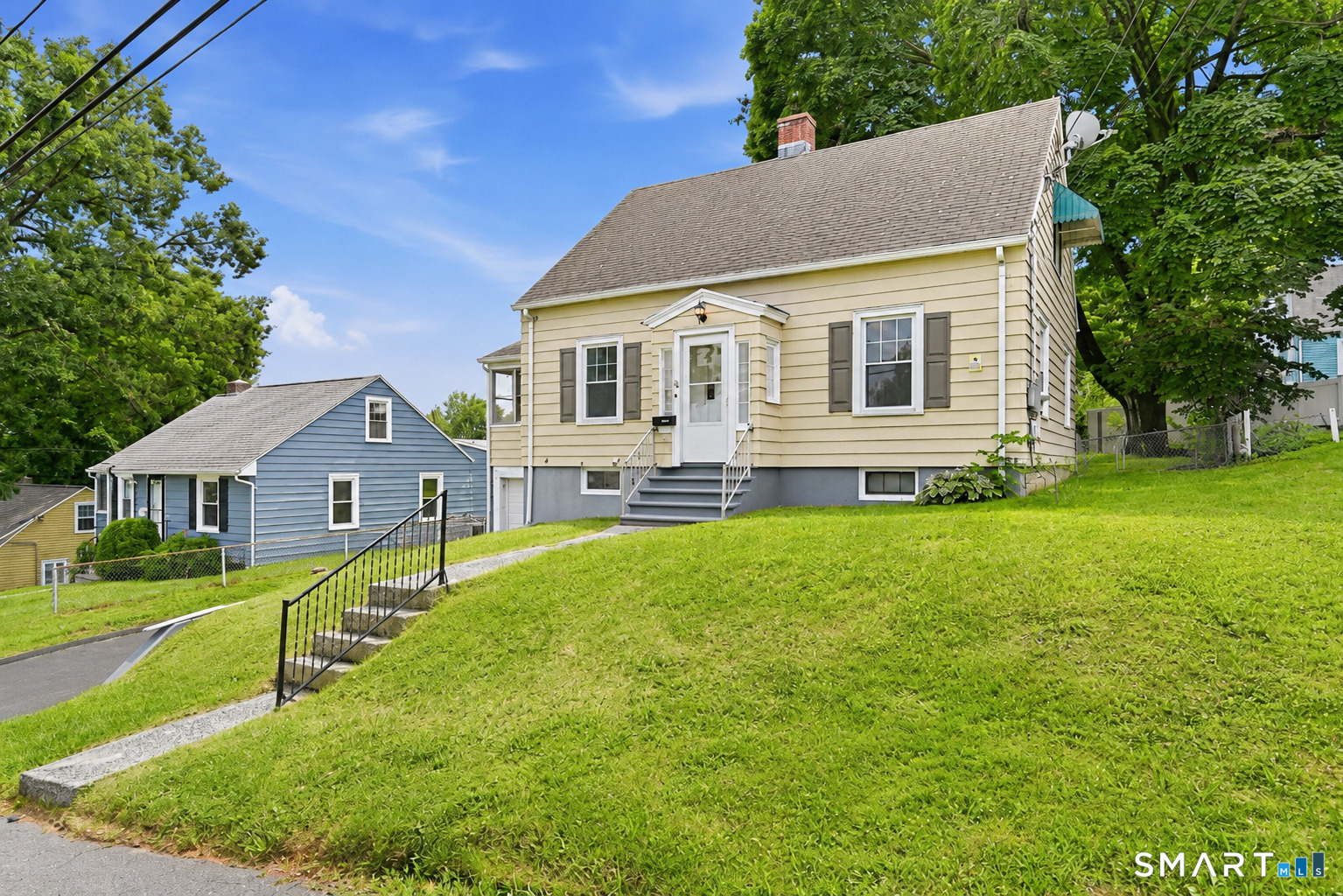 Corona Dr, Waterbury, CT 06708