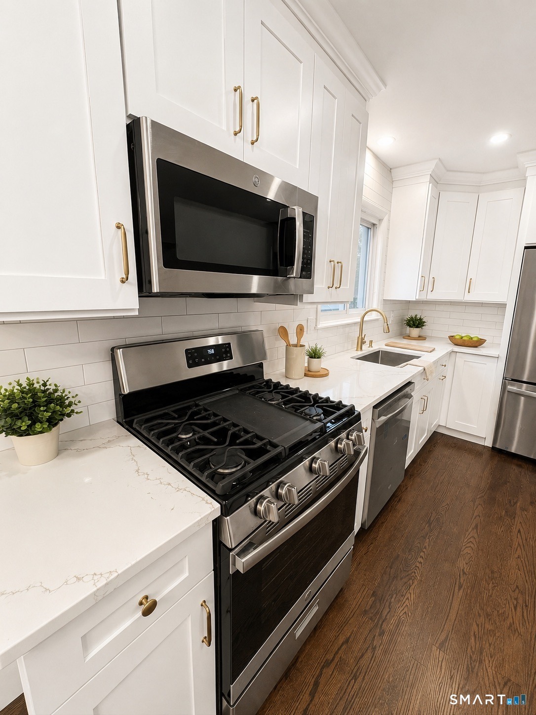 Flaum Dr, West Haven, CT 06516