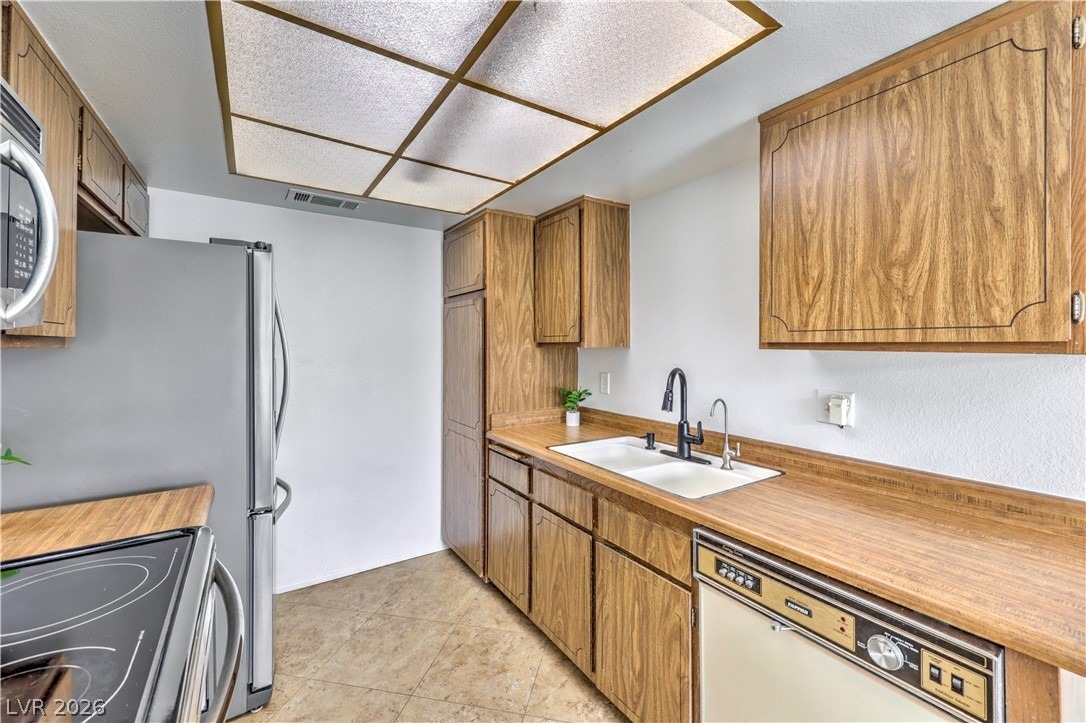 Willow Tree Dr, Las Vegas, NV 89128