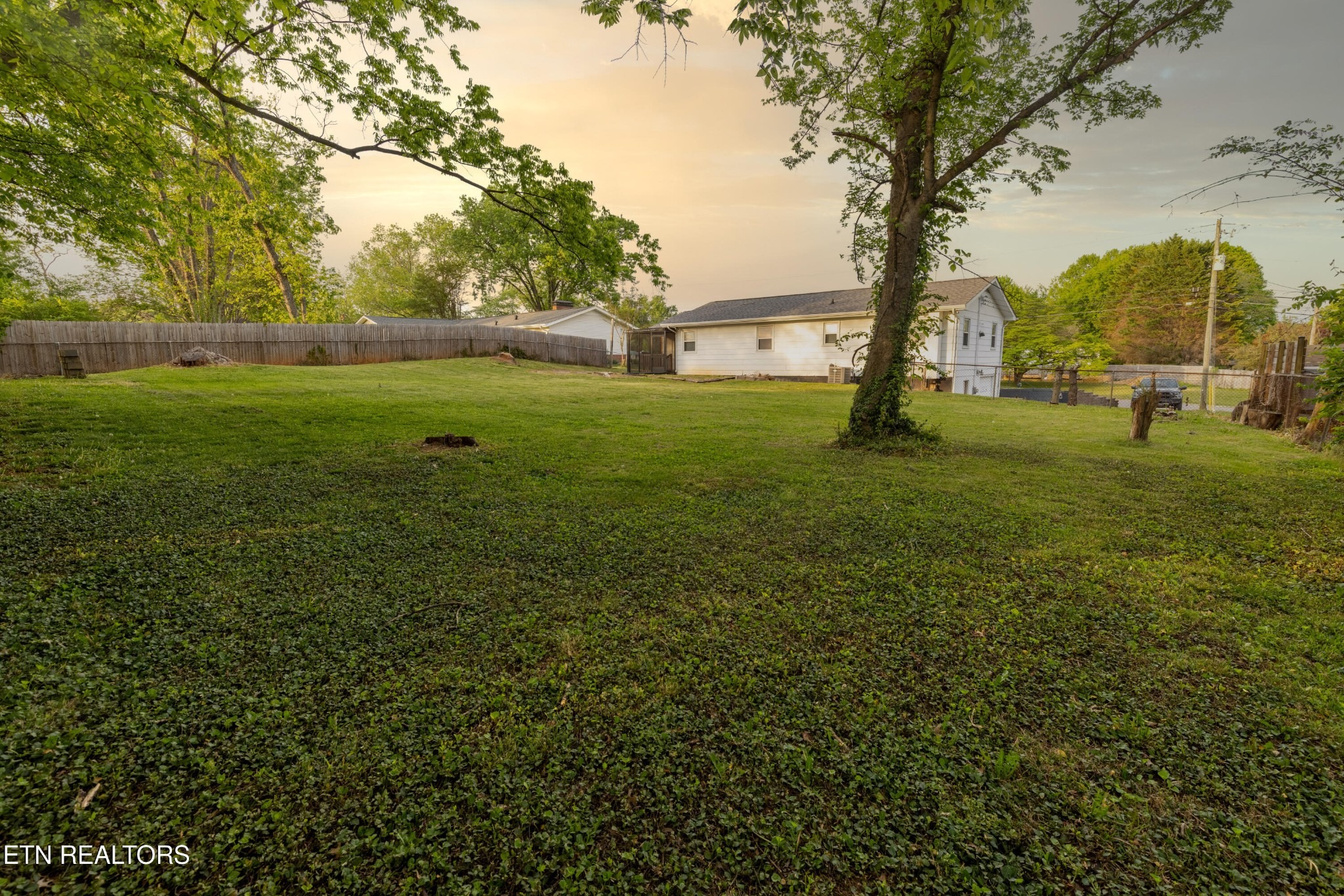 Stoneleigh Rd, Knoxville, TN 37912