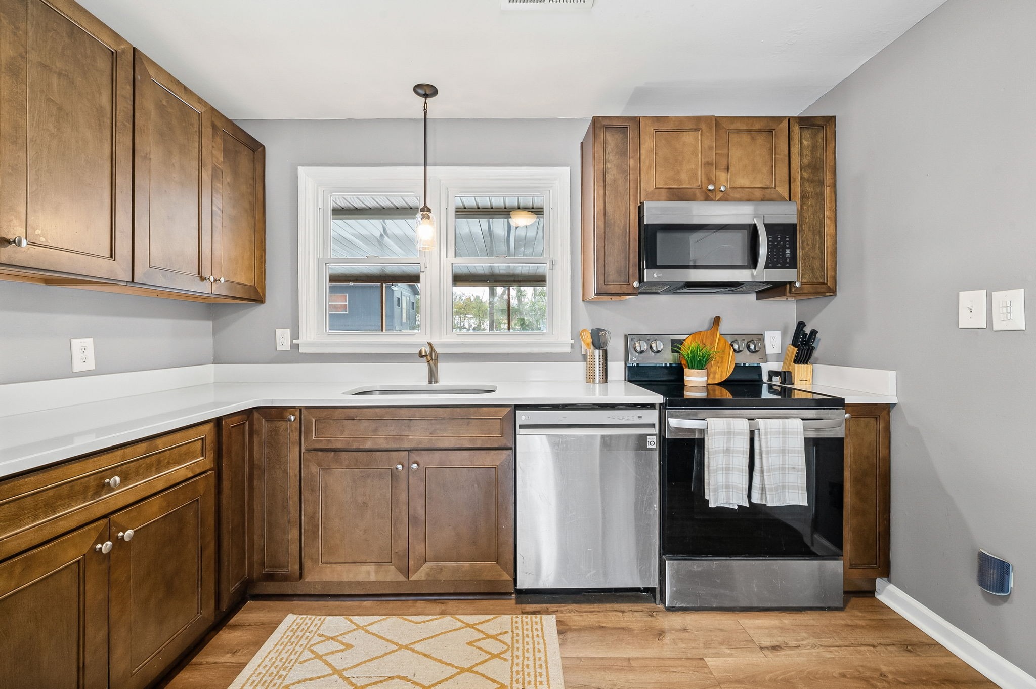 Donelson Dr, Clarksville, TN 37042