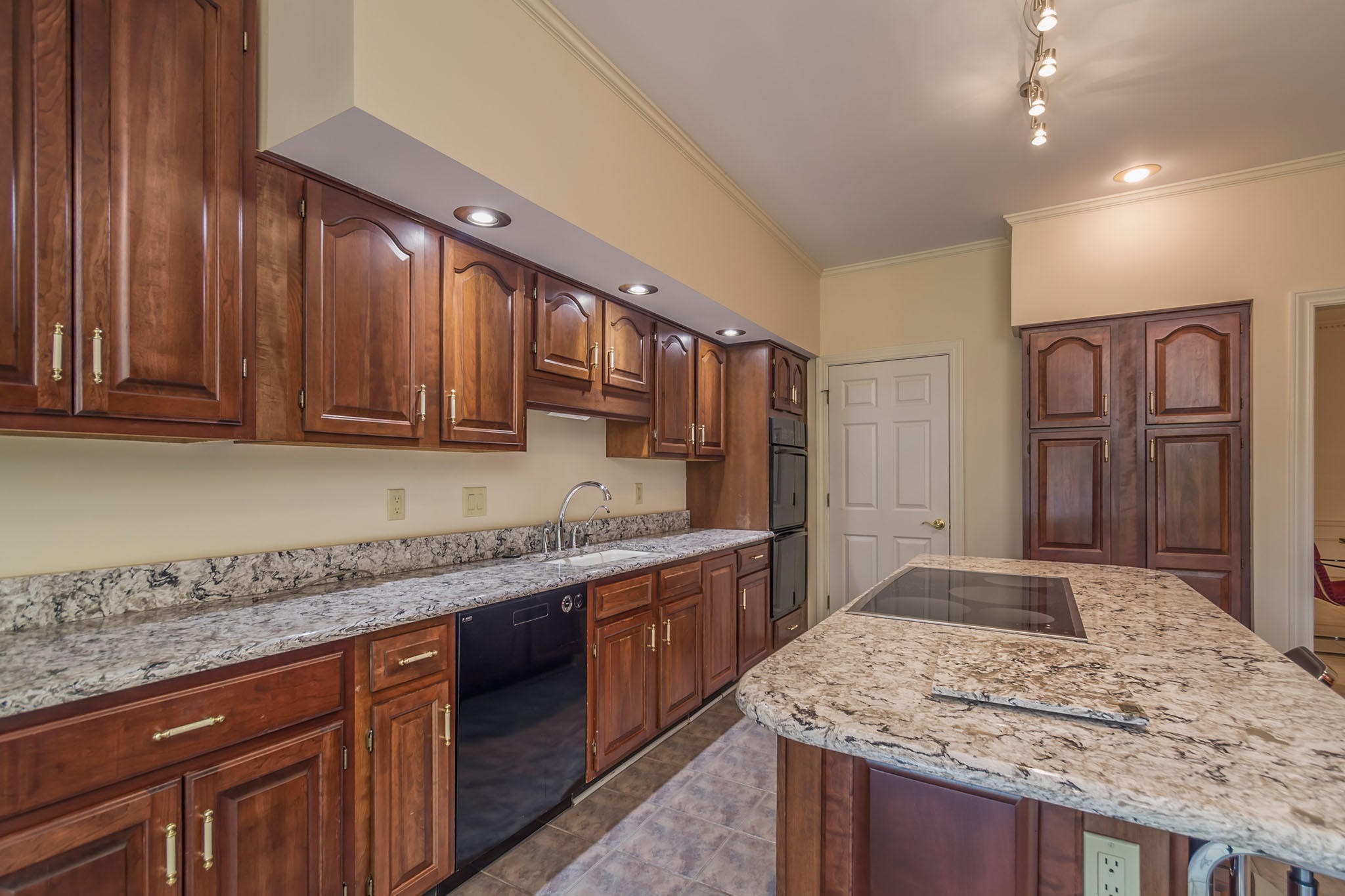Kingston Pike, Knoxville, TN 37919