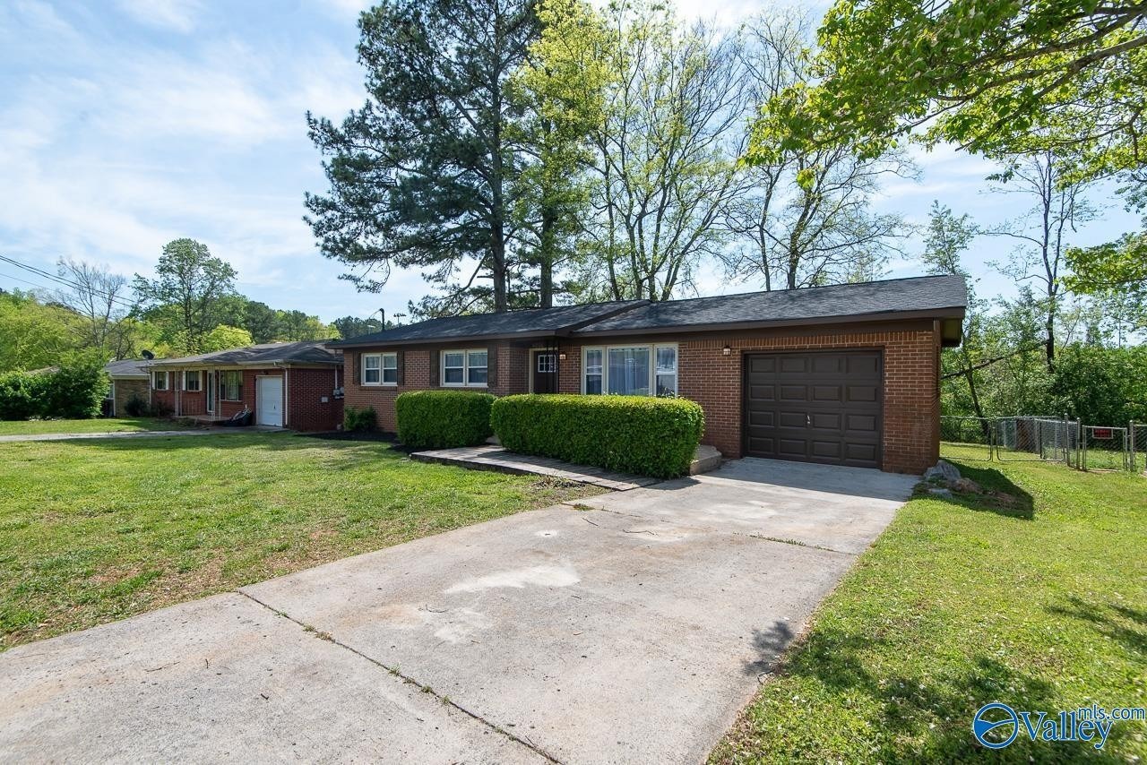 Lumary Dr, Huntsville, AL 35810