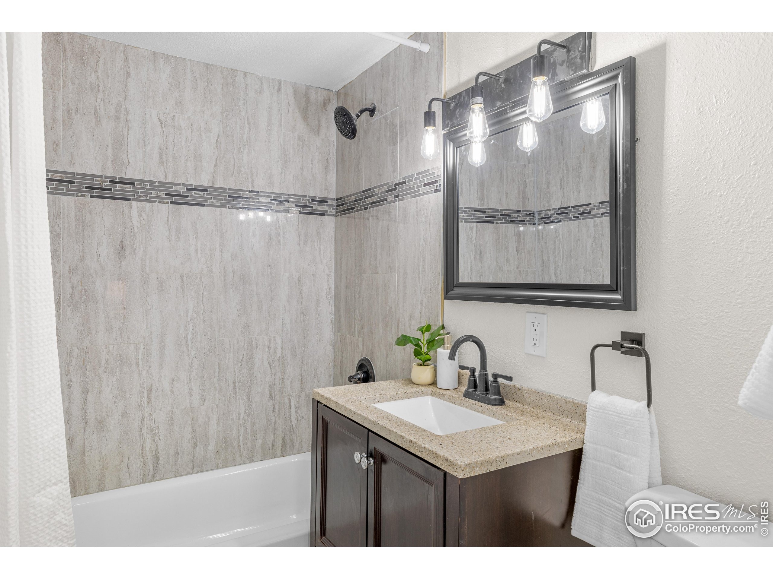 14th Ave, Lakewood, CO 80214
