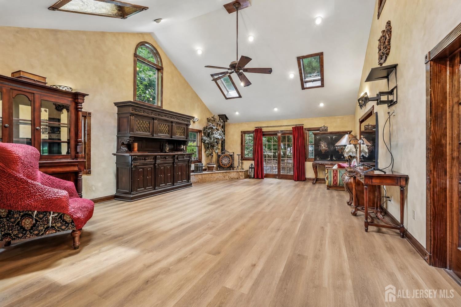 Holmdel Rd, Holmdel, NJ 07733