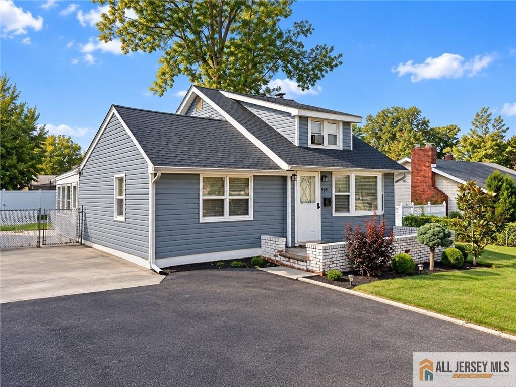 Woodcrest Dr, Keyport, NJ 07735