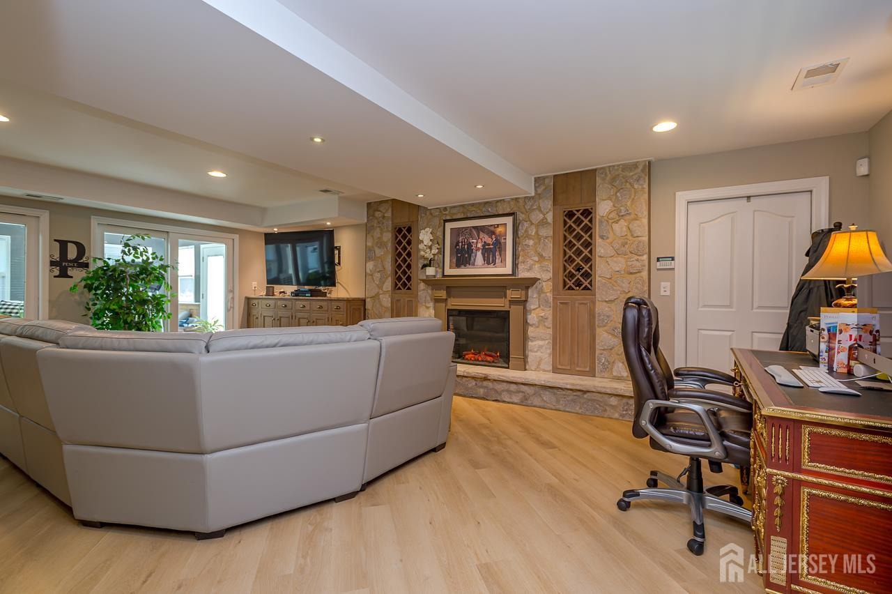 Holly Dr, Parlin, NJ 08859