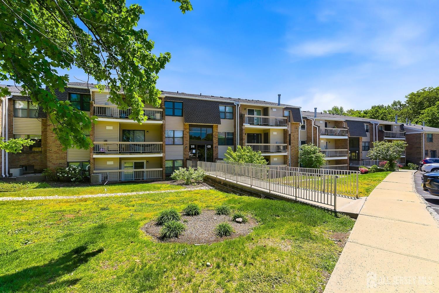 Sharon Garden Ct, Woodbridge, NJ 07095