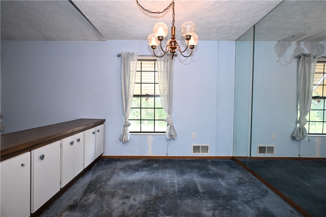 Williamsburg Dr, Elizabeth, PA 15037