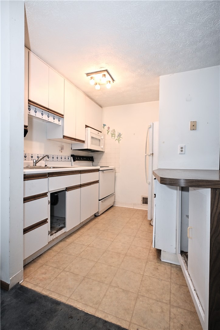 Williamsburg Dr, Elizabeth, PA 15037 #1
