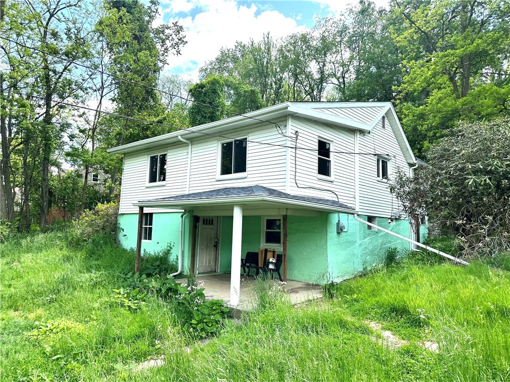Alberts Dr, Monessen, PA 15062