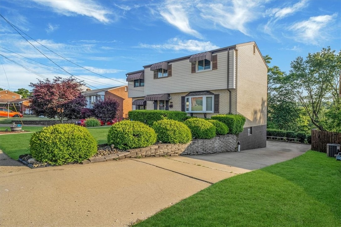 Cynthia Dr, Pittsburgh, PA 15227