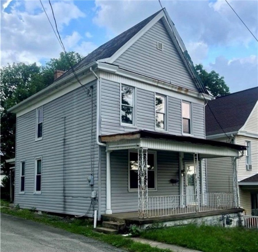 Hacker Ave, Jeannette, PA 15644
