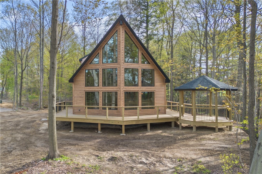Lake Rd, Erie, PA 16511