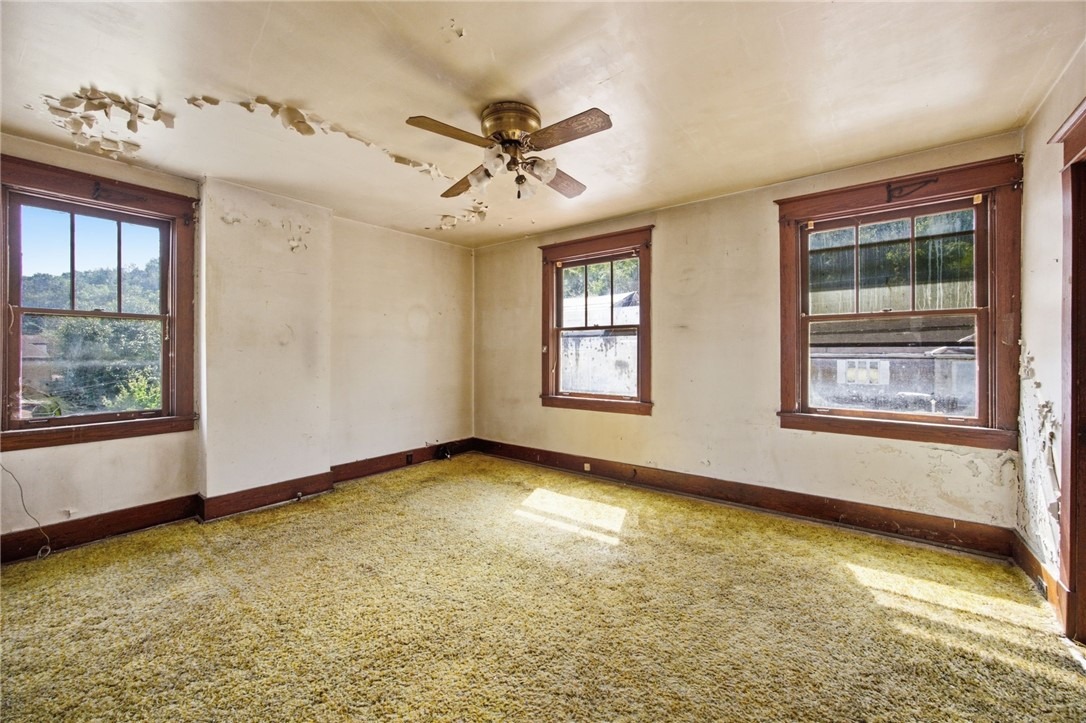 Pine Hollow Rd, Mc Kees Rocks, PA 15136