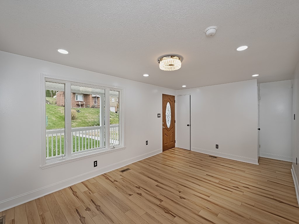 Creston Dr, West Mifflin, PA 15122