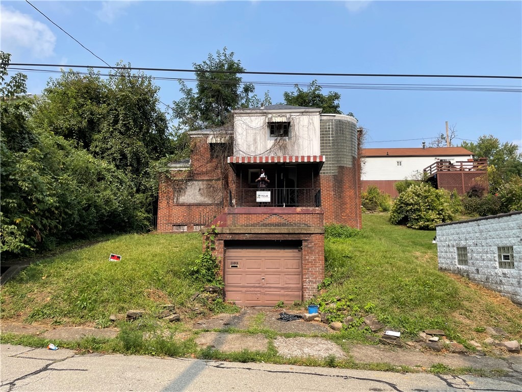 Elm St, Clairton, PA 15025