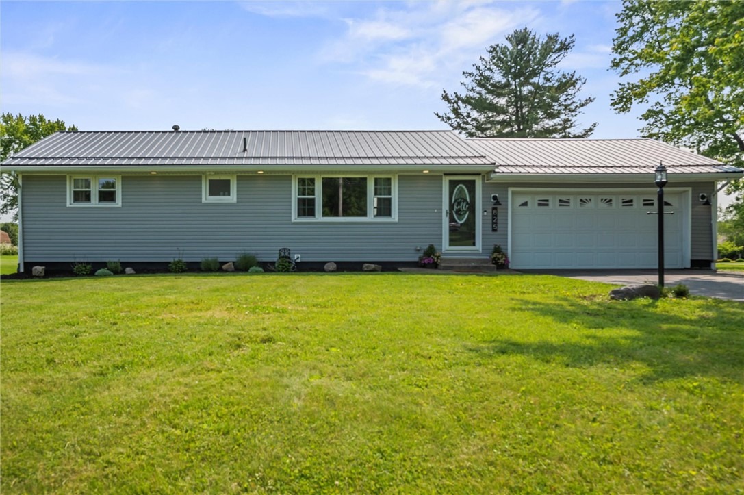 Gail Dr, Hermitage, PA 16148