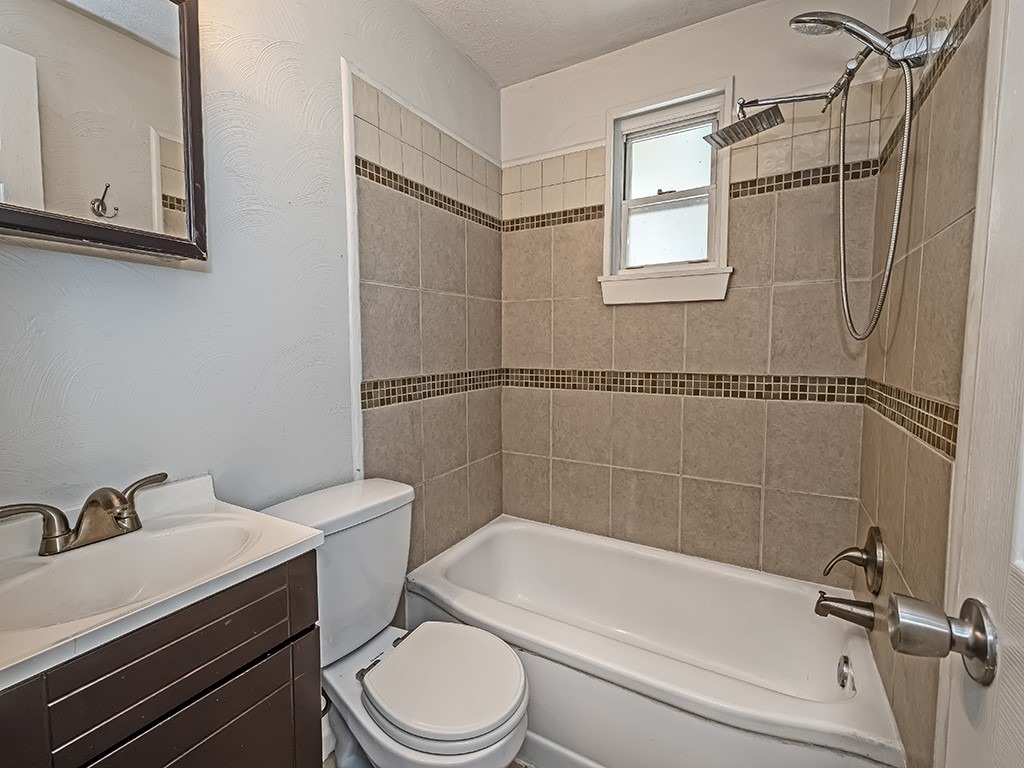 Brinway Dr, West Mifflin, PA 15122