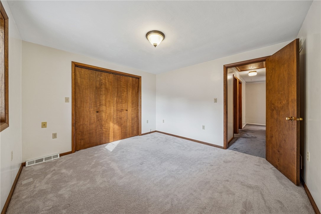 Roth Dr, Irwin, PA 15642
