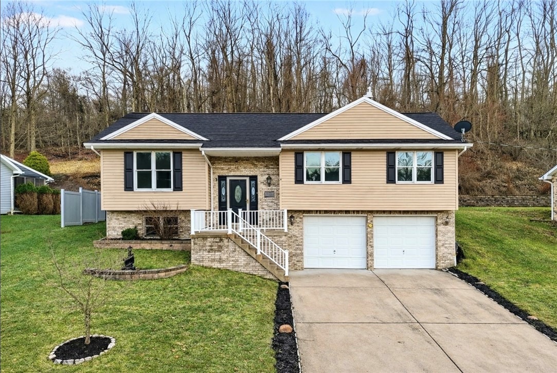 Norton Dr, Finleyville, PA 15332
