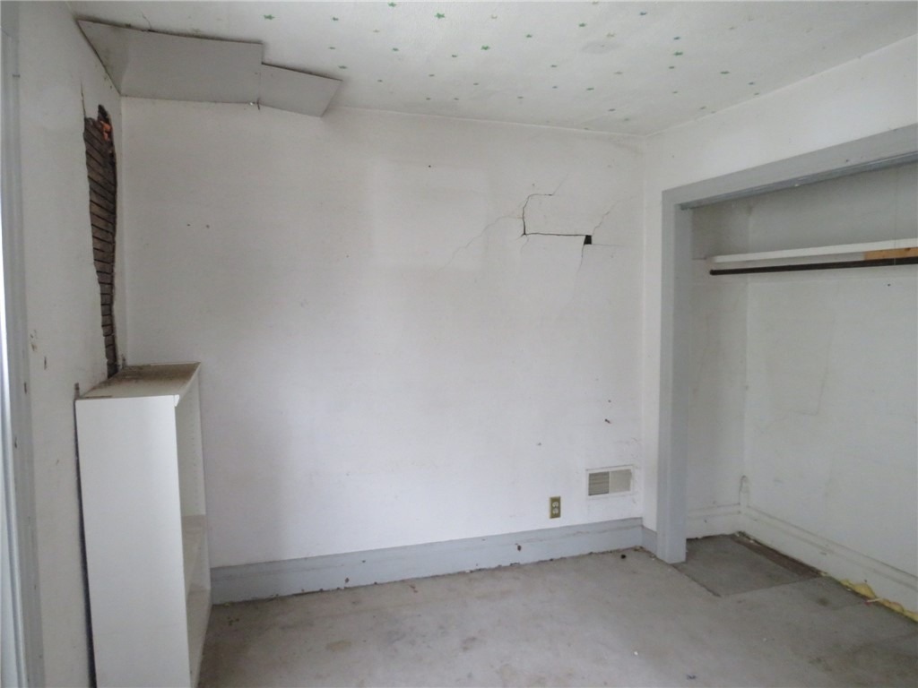Bruce St, Washington, PA 15301