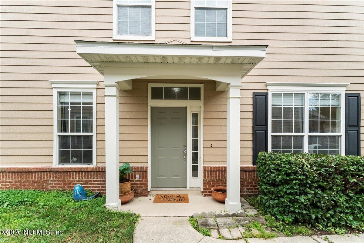Crownwood Dr, Jacksonville, FL 32216