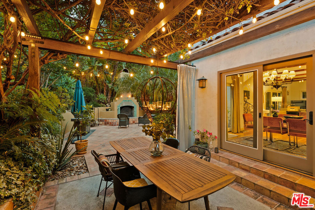 Hollywood Hills Rd, Los Angeles, CA 90046