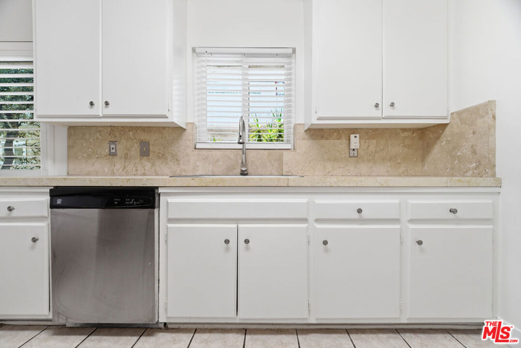 Yarmouth Ave, Encino, CA 91316
