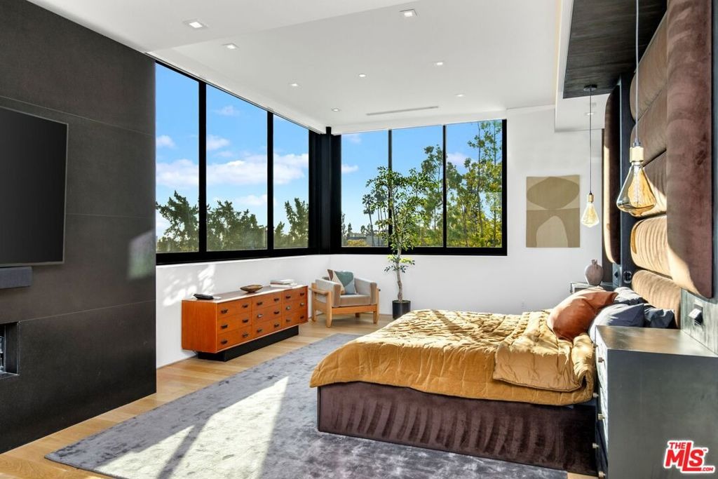 Londonderry Pl, Los Angeles, CA 90069