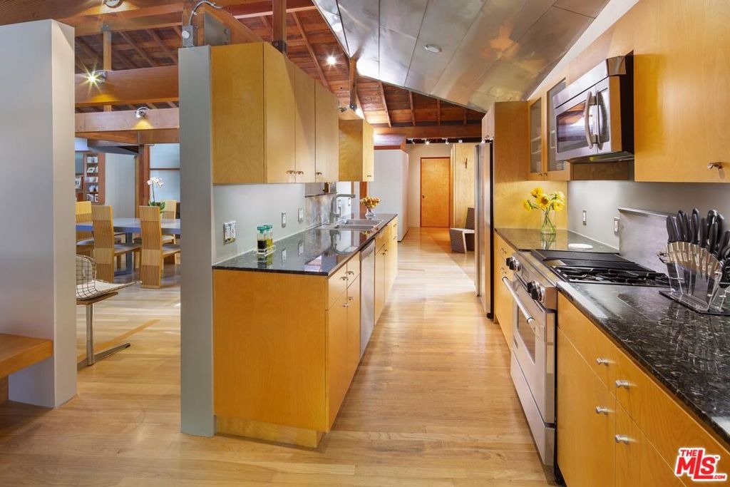 Oletha Ln, Los Angeles, CA 90077