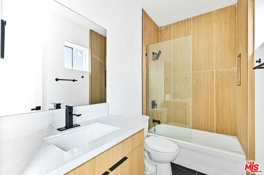 35th Pl, Los Angeles, CA 90007