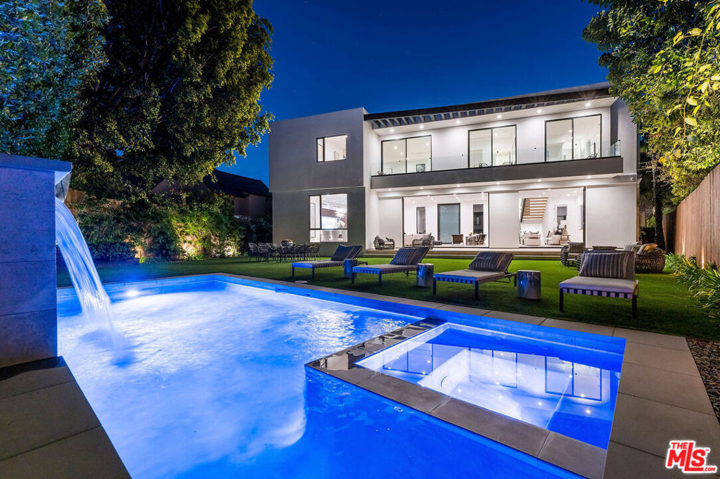 Travis St, Los Angeles, CA 90049