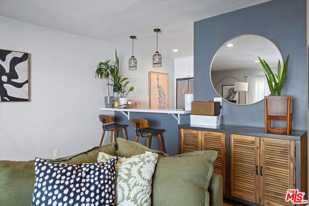 Riverside Dr, Sherman Oaks, CA 91423