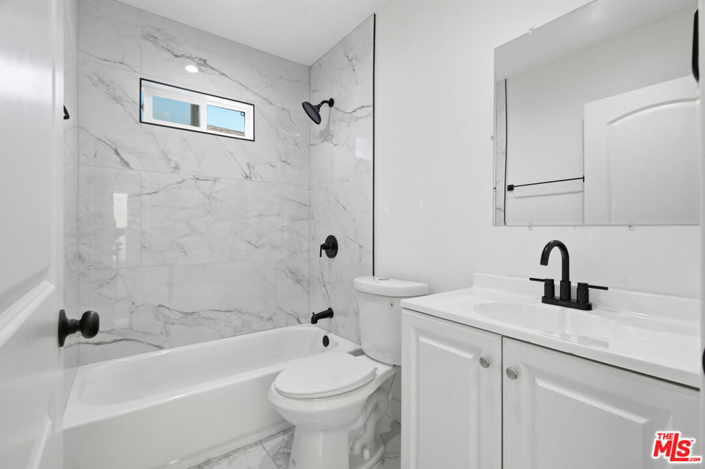 2nd Ave, Los Angeles, CA 90043