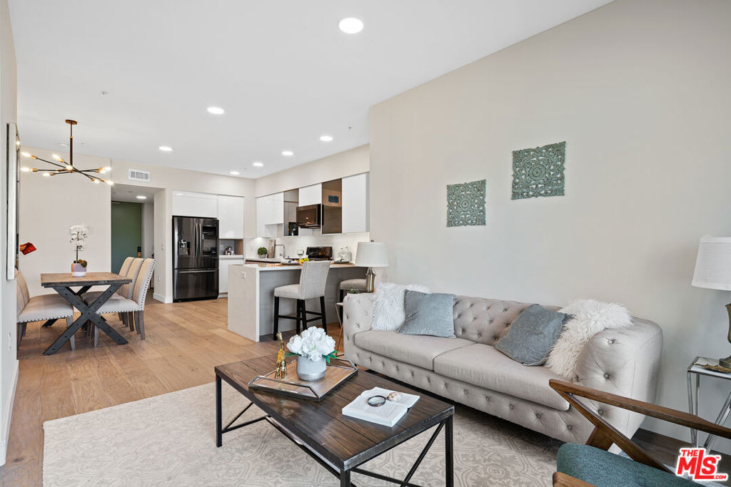 Wilton Pl, Los Angeles, CA 90005
