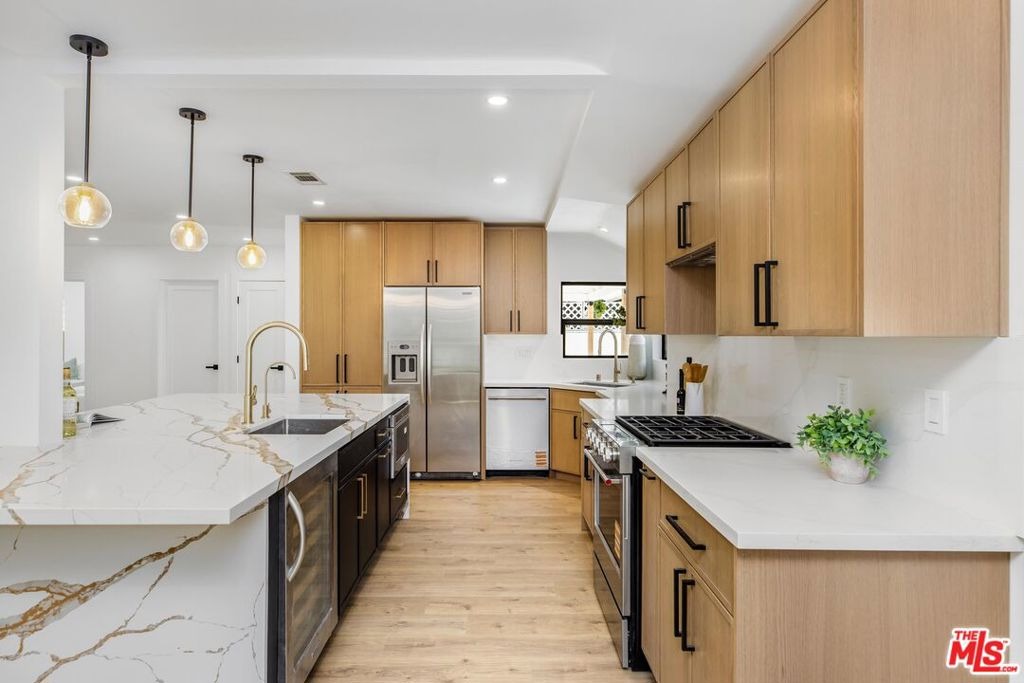 Noble Ave, Sherman Oaks, CA 91411