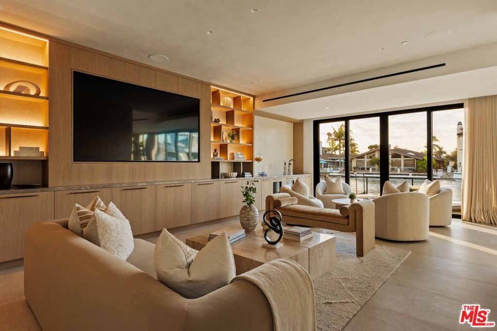 Easter Cir, Huntington Beach, CA 92649